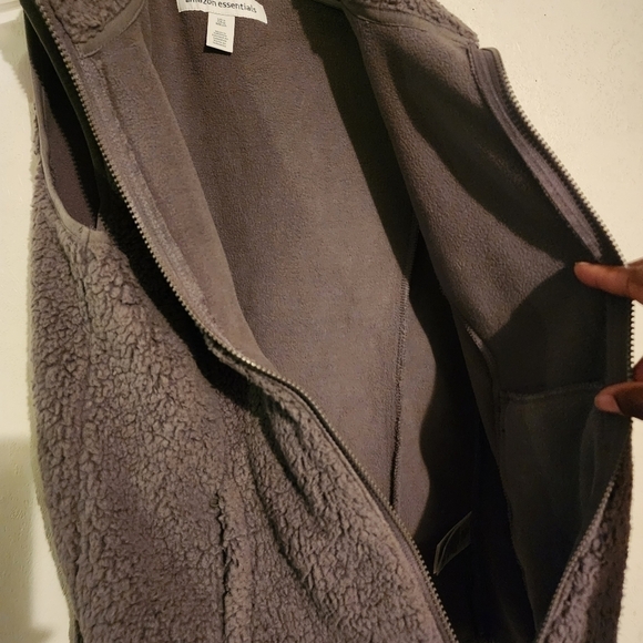 FLASH SALE 🔥 Amazon Essentials Gray Full Zip Fuzzy Vest Size S - Picture 7 of 10